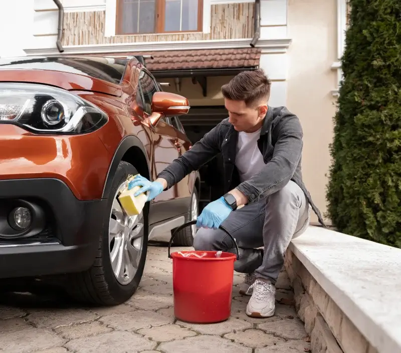 Lavage auto à domicile Saint-Christophe-sur-le-Nais : professionnel intervenant sur un véhicule